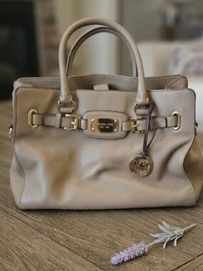 Michael Kors Large Hamilton Beige Pebbled Leather Shoulder Bag w/Gold Chain Link